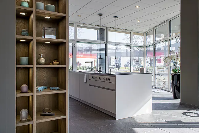 Mattglas, Beton und Alteiche – Puristische Architektur für den Wohnraum