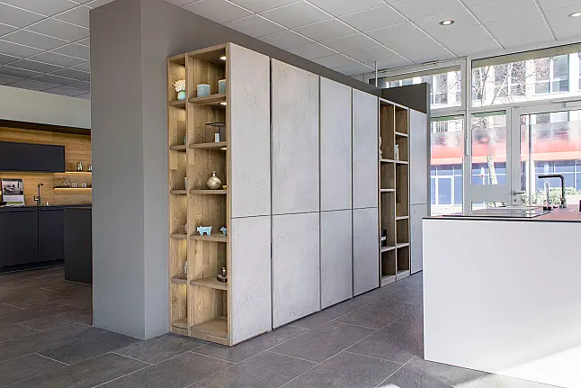 Mattglas, Beton und Alteiche – Puristische Architektur für den Wohnraum
