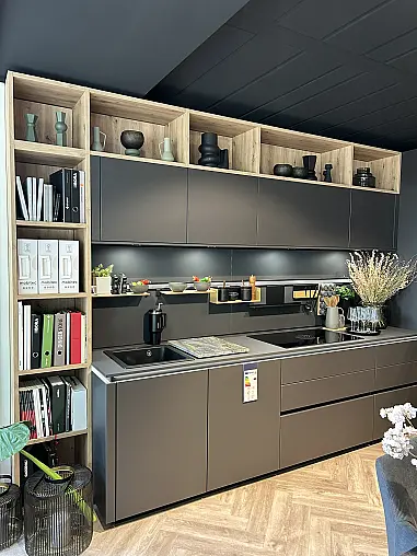 Premium L-Küche lavaschwarz - Vollausstattung mit BORA Kochfeld, Weinkühler und Kaffeeautomat