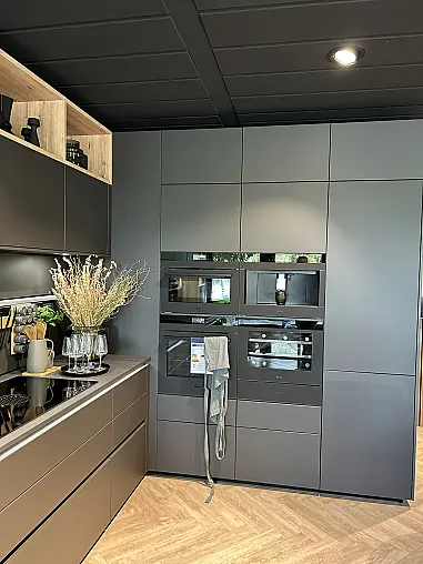 Premium L-Küche lavaschwarz - Vollausstattung mit BORA Kochfeld, Weinkühler und Kaffeeautomat