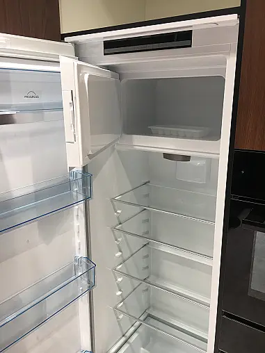 Exklusive Messeküche - Front Nussbaum NB - XL-Schränke - Hängeschränke mit Glaslamellen