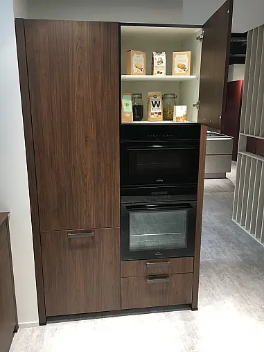 Exklusive Messeküche - Front Nussbaum NB - XL-Schränke - Hängeschränke mit Glaslamellen