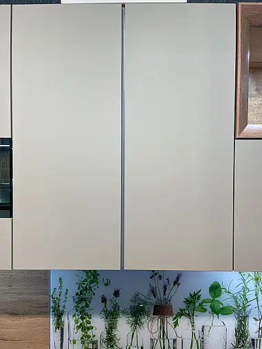 moderne L-Küche in Mattlack, Griffmulde mit Beleuchtung