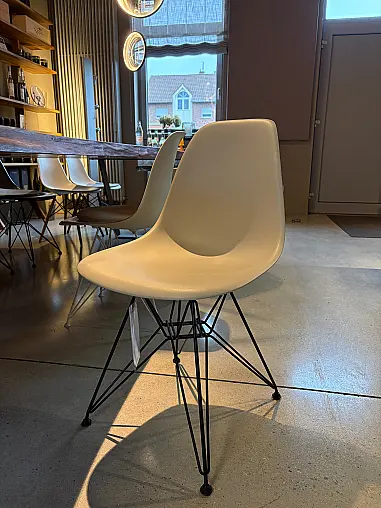Eames Plastic Side Chair DSR