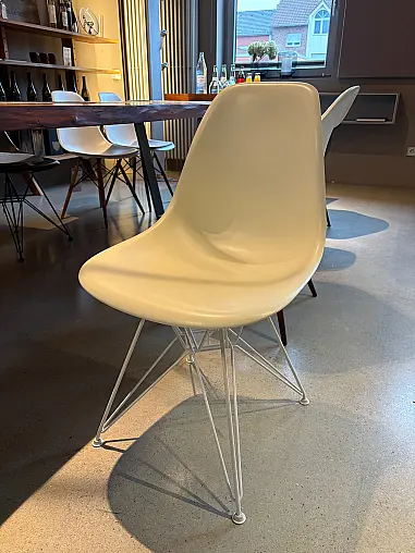 Eames Plastic Side Chair DSR