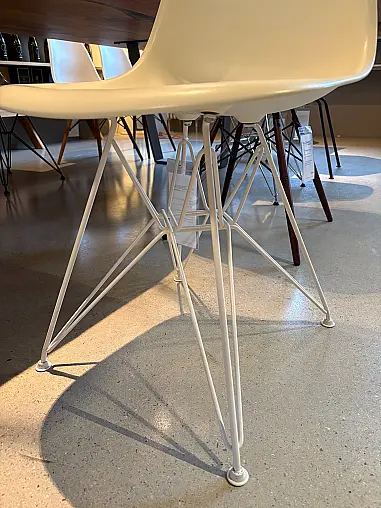 Eames Plastic Side Chair DSR