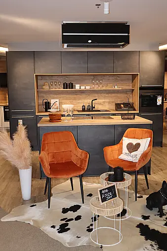 Grifflose Nobilia-Küche in Dunkel mit Holz-Arbeitsplatte und Nischenrückwand