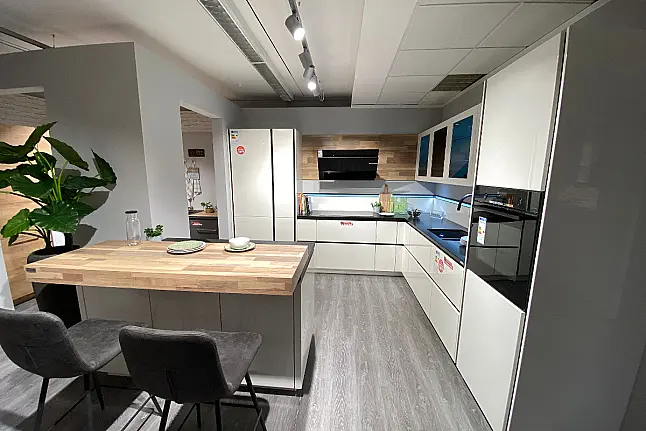 Koje 14 - Nobilia "Lux" Lack Weiss HGL + Bosch Geräte