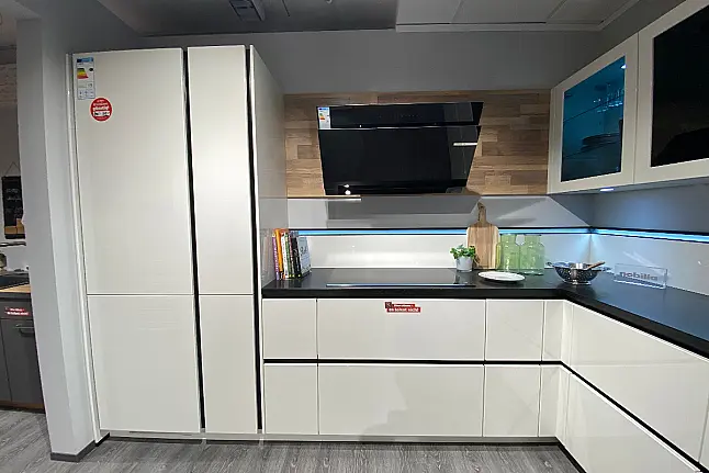 Koje 14 - Nobilia "Lux" Lack Weiss HGL + Bosch Geräte