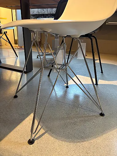 Eames Plastic Side Chair DSR