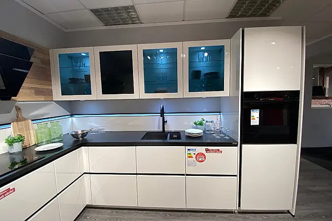 Koje 14 - Nobilia "Lux" Lack Weiss HGL + Bosch Geräte