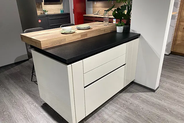 Koje 14 - Nobilia "Lux" Lack Weiss HGL + Bosch Geräte