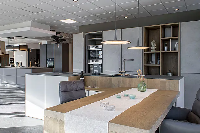 Mattglas, Beton und Alteiche – Puristische Architektur für den Wohnraum