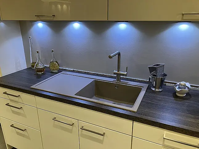 | Magnolienweiß Hochglanz | L-Küche mit Kochinsel &amp; Sitzgelegenheit | Miele ArtLine-Vollausstattung