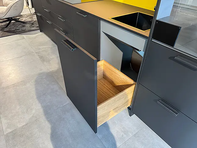 The Line - Kombination in Schwarz und Gelb mit Holz &amp; Leder