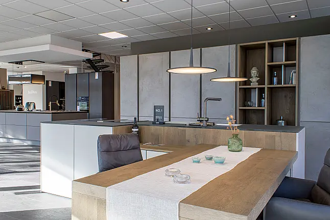 Mattglas, Beton und Alteiche – Puristische Architektur für den Wohnraum