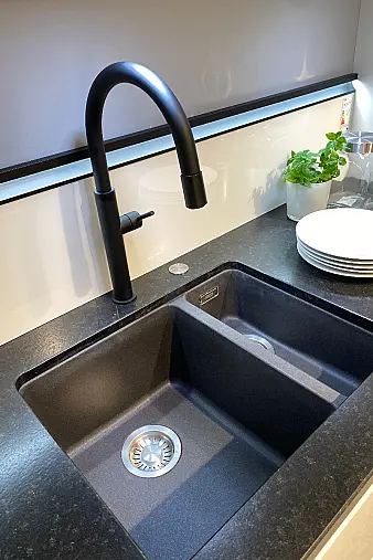 Koje 14 - Nobilia "Lux" Lack Weiss HGL + Bosch Geräte