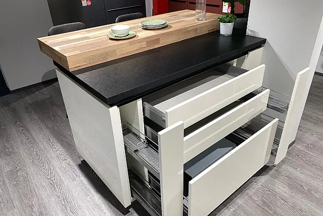 Koje 14 - Nobilia "Lux" Lack Weiss HGL + Bosch Geräte