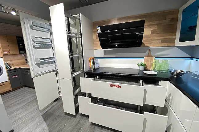 Koje 14 - Nobilia "Lux" Lack Weiss HGL + Bosch Geräte