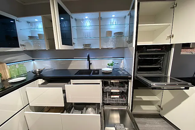 Koje 14 - Nobilia "Lux" Lack Weiss HGL + Bosch Geräte