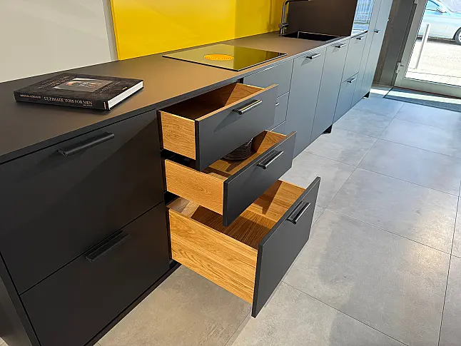 The Line - Kombination in Schwarz und Gelb mit Holz &amp; Leder