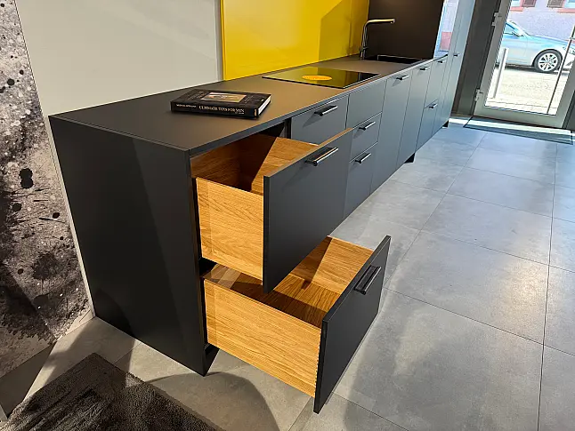 The Line - Kombination in Schwarz und Gelb mit Holz &amp; Leder