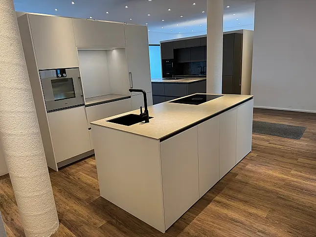 Schlichte Küche mit bester Ausstattung und schönen Details. Quarzstein | Mattlack | Gaggenau | Bora | Liebherr | Dornbracht