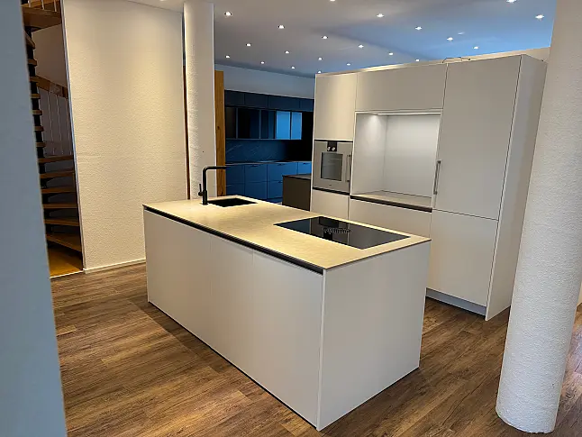 Schlichte Küche mit bester Ausstattung und schönen Details. Quarzstein | Mattlack | Gaggenau | Bora | Liebherr | Dornbracht