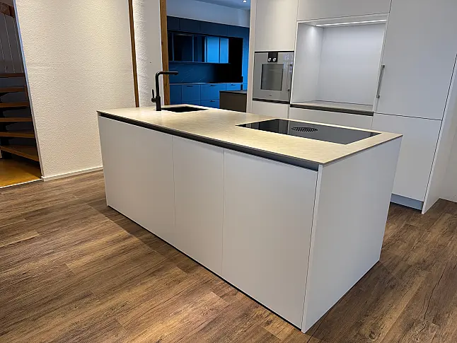 Schlichte Küche mit bester Ausstattung und schönen Details. Quarzstein | Mattlack | Gaggenau | Bora | Liebherr | Dornbracht
