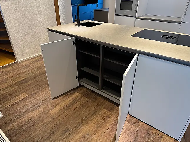 Schlichte Küche mit bester Ausstattung und schönen Details. Quarzstein | Mattlack | Gaggenau | Bora | Liebherr | Dornbracht