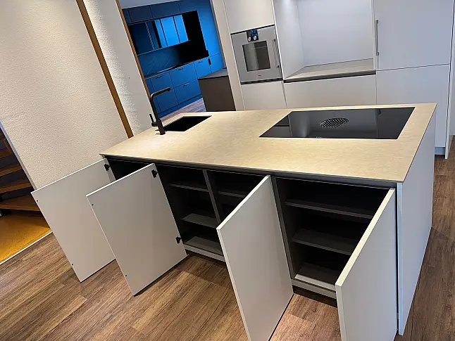 Schlichte Küche mit bester Ausstattung und schönen Details. Quarzstein | Mattlack | Gaggenau | Bora | Liebherr | Dornbracht
