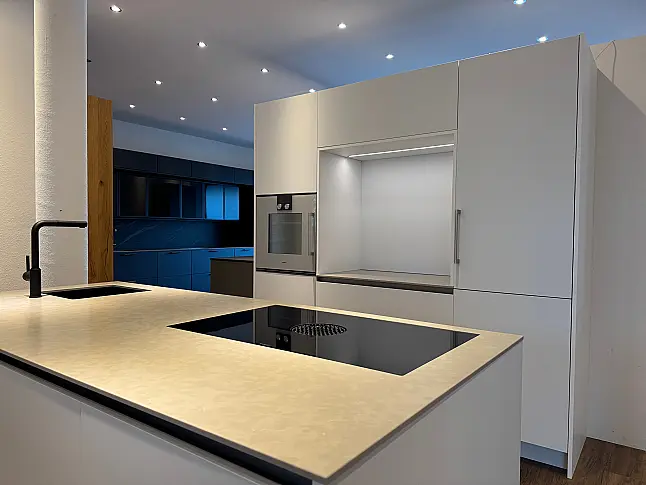 Schlichte Küche mit bester Ausstattung und schönen Details. Quarzstein | Mattlack | Gaggenau | Bora | Liebherr | Dornbracht