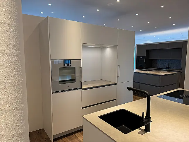 Schlichte Küche mit bester Ausstattung und schönen Details. Quarzstein | Mattlack | Gaggenau | Bora | Liebherr | Dornbracht