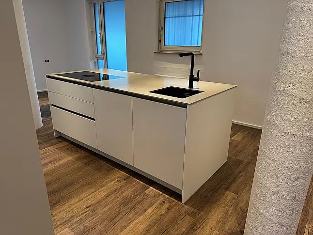 Schlichte Küche mit bester Ausstattung und schönen Details. Quarzstein | Mattlack | Gaggenau | Bora | Liebherr | Dornbracht