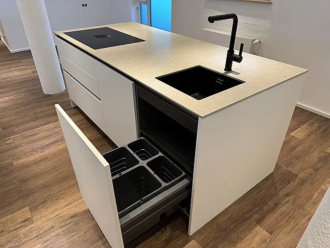 Schlichte Küche mit bester Ausstattung und schönen Details. Quarzstein | Mattlack | Gaggenau | Bora | Liebherr | Dornbracht