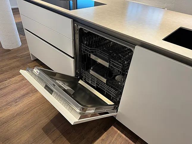 Schlichte Küche mit bester Ausstattung und schönen Details. Quarzstein | Mattlack | Gaggenau | Bora | Liebherr | Dornbracht