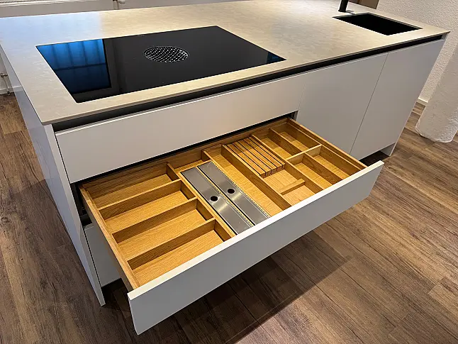 Schlichte Küche mit bester Ausstattung und schönen Details. Quarzstein | Mattlack | Gaggenau | Bora | Liebherr | Dornbracht