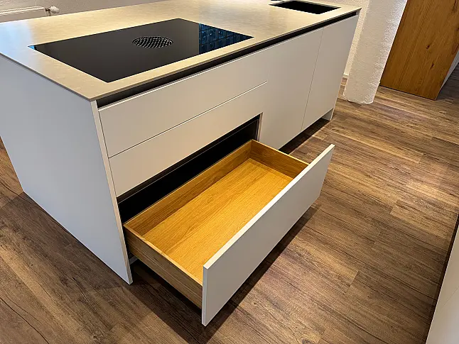 Schlichte Küche mit bester Ausstattung und schönen Details. Quarzstein | Mattlack | Gaggenau | Bora | Liebherr | Dornbracht