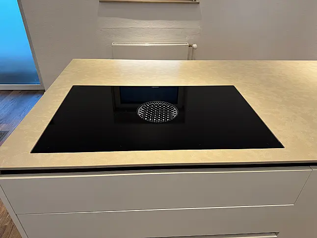 Schlichte Küche mit bester Ausstattung und schönen Details. Quarzstein | Mattlack | Gaggenau | Bora | Liebherr | Dornbracht