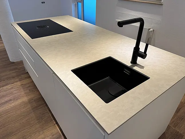Schlichte Küche mit bester Ausstattung und schönen Details. Quarzstein | Mattlack | Gaggenau | Bora | Liebherr | Dornbracht