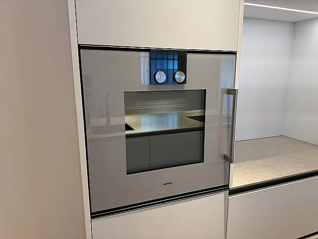 Schlichte Küche mit bester Ausstattung und schönen Details. Quarzstein | Mattlack | Gaggenau | Bora | Liebherr | Dornbracht