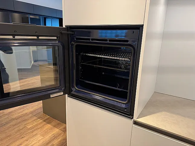 Schlichte Küche mit bester Ausstattung und schönen Details. Quarzstein | Mattlack | Gaggenau | Bora | Liebherr | Dornbracht