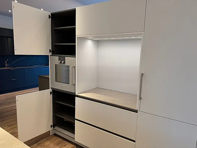 Schlichte Küche mit bester Ausstattung und schönen Details. Quarzstein | Mattlack | Gaggenau | Bora | Liebherr | Dornbracht