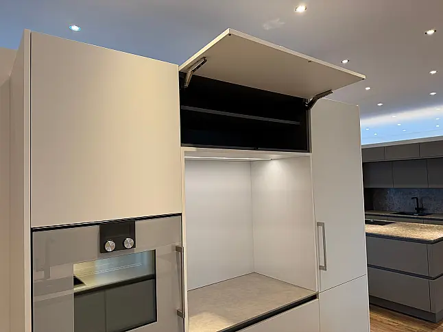 Schlichte Küche mit bester Ausstattung und schönen Details. Quarzstein | Mattlack | Gaggenau | Bora | Liebherr | Dornbracht