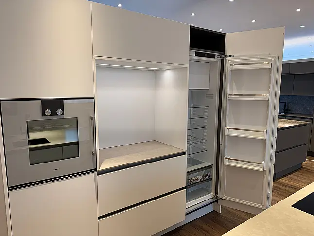 Schlichte Küche mit bester Ausstattung und schönen Details. Quarzstein | Mattlack | Gaggenau | Bora | Liebherr | Dornbracht