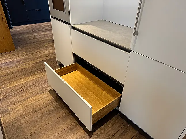 Schlichte Küche mit bester Ausstattung und schönen Details. Quarzstein | Mattlack | Gaggenau | Bora | Liebherr | Dornbracht