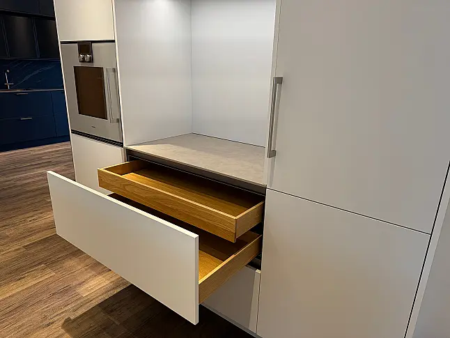 Schlichte Küche mit bester Ausstattung und schönen Details. Quarzstein | Mattlack | Gaggenau | Bora | Liebherr | Dornbracht