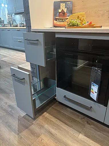 Super strapazierfähige kleine Küche mit RESOPAL PRO supermatten Fronten