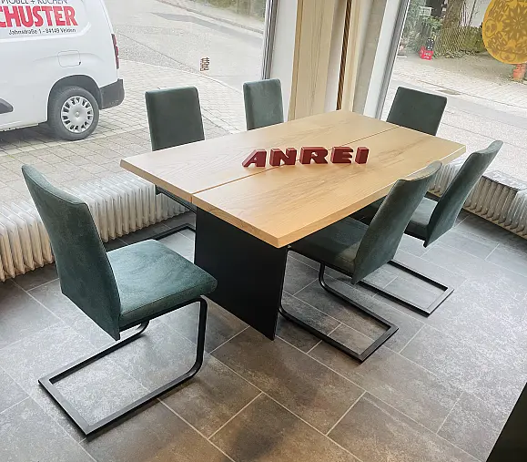 Massivholztisch mit Baumkante incl. 6 Stühlen