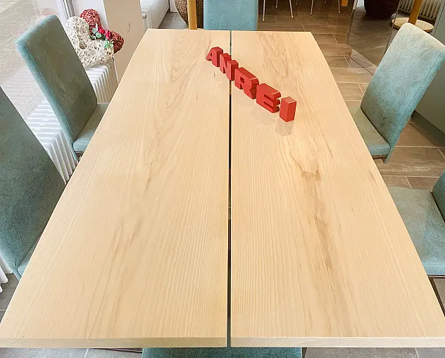 Massivholztisch mit Baumkante incl. 6 Stühlen